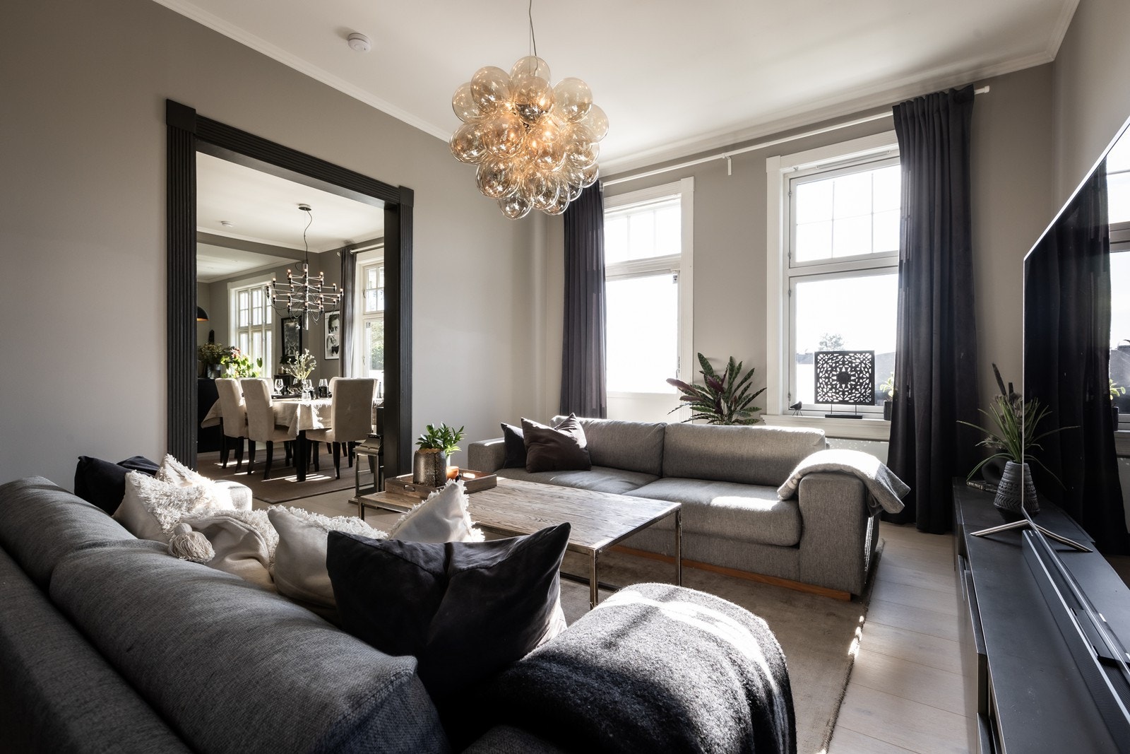 Meget hyggelig stue med utgang til veranda på ca. 10 m². Takhøyden ble i stuen er målt til ca. 2,80 m. Galleribilde
