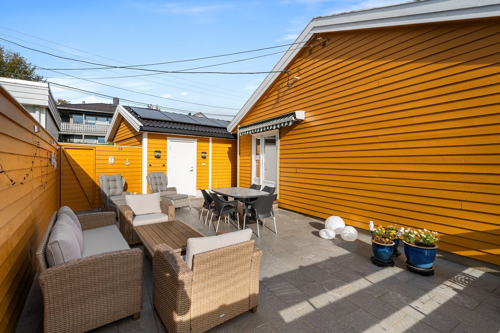 Det er satt opp markiser mot terrasse og utenfor soverommet som ligger i boligens 1.etg. Forøvrig montert atuomatisk solscreening i 2021, samt lagt solcelle panel også på deler av garasjetaket. Galleribilde