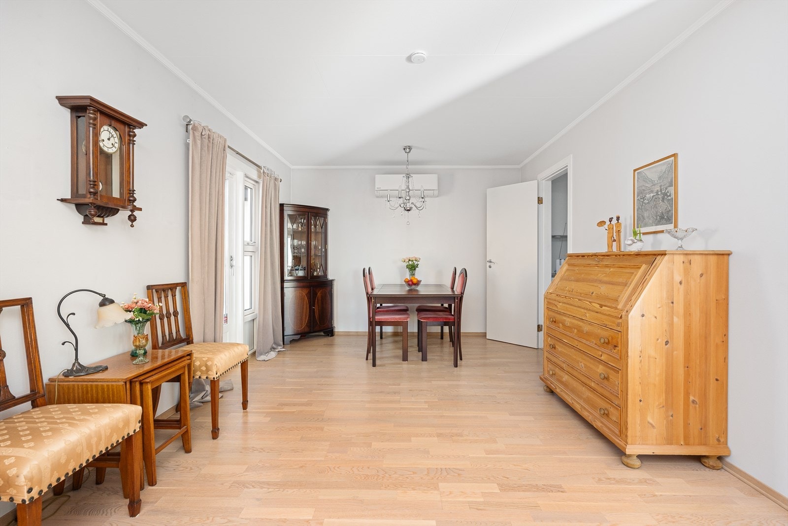 Ved spisestuen er det satt opp en varmepumpe som gir jevn oppvarming. Det er forøvrig dør ut til stenlagt platting, samt videre inn til kjøkkenet. Galleribilde