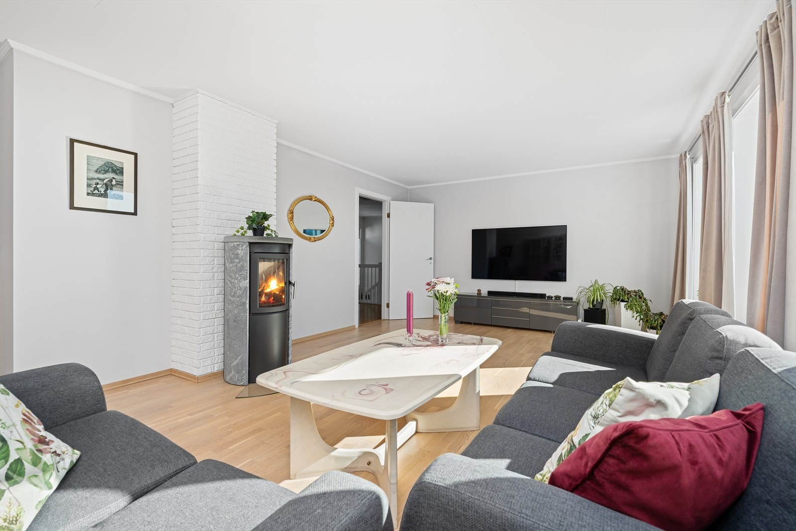 Videre inn finner du en praktisk planløsning med en stor stue/spisestue, kjøkken, hovedsoverom, samt toalettrom. Galleribilde