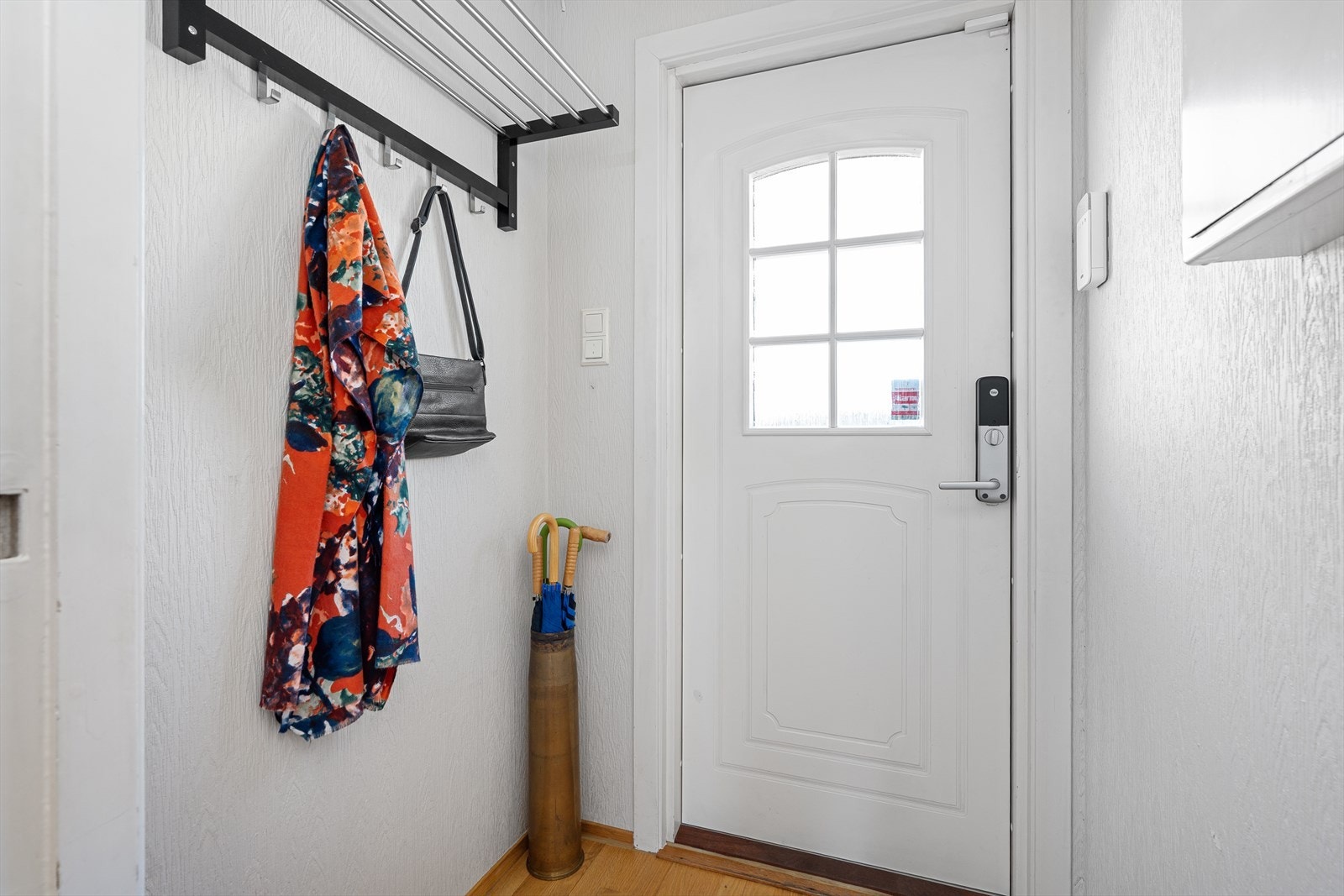 Velkommen inn! På ytterdøren er det montert kodelås og i vindfanget er det plass til å henge fra seg vårjakken og sko. Galleribilde