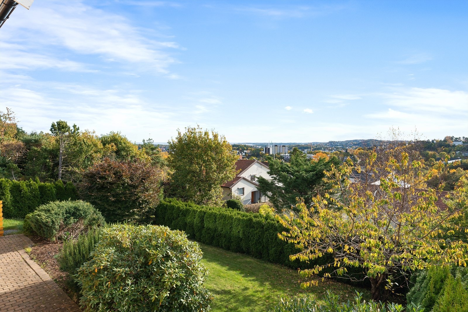 Hagen er pent opparbeidet og ligger skjermet til med lite innsyn. Den er opparbeidet med et tettvoksende hekk, gressplen og nydelig beplantning. Det er forøvrig lagt steinheller i gangpassasje. Galleribilde