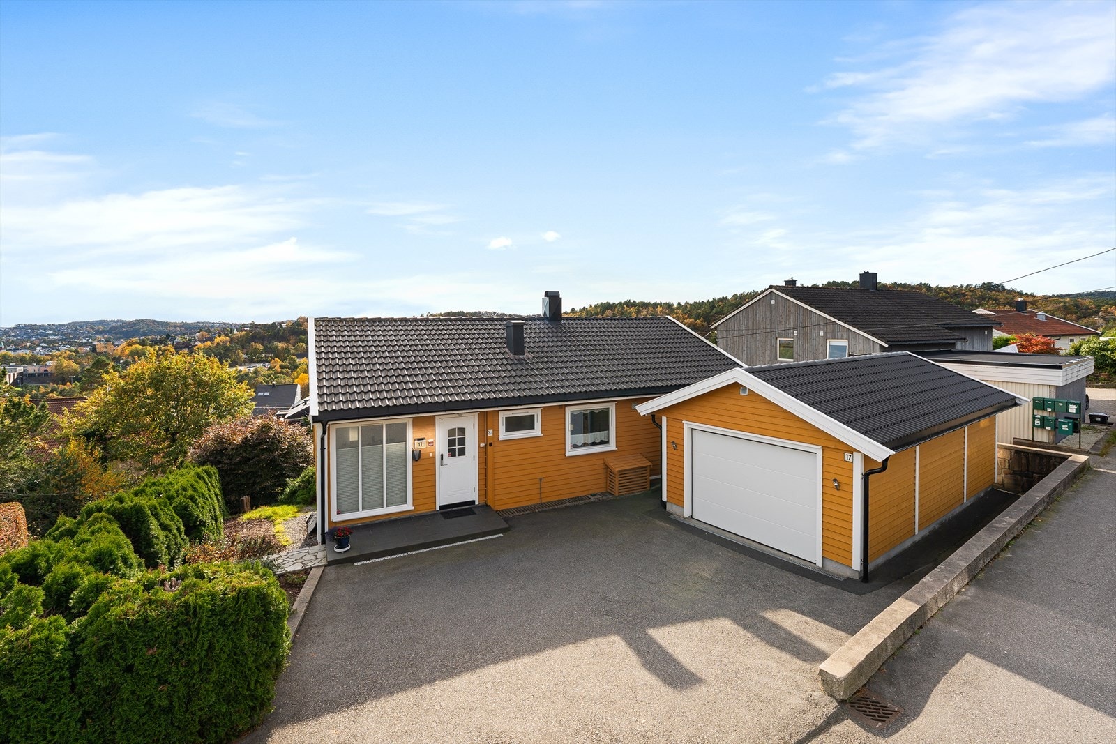 Velkommen til en velholdt enebolig med en usjenert beliggenhet, stor hage og flott utsikt! Eneboligen i Rødvingeveien 17 er presentert av Ina Andersen for Eiendomsmegler Norge. Galleribilde