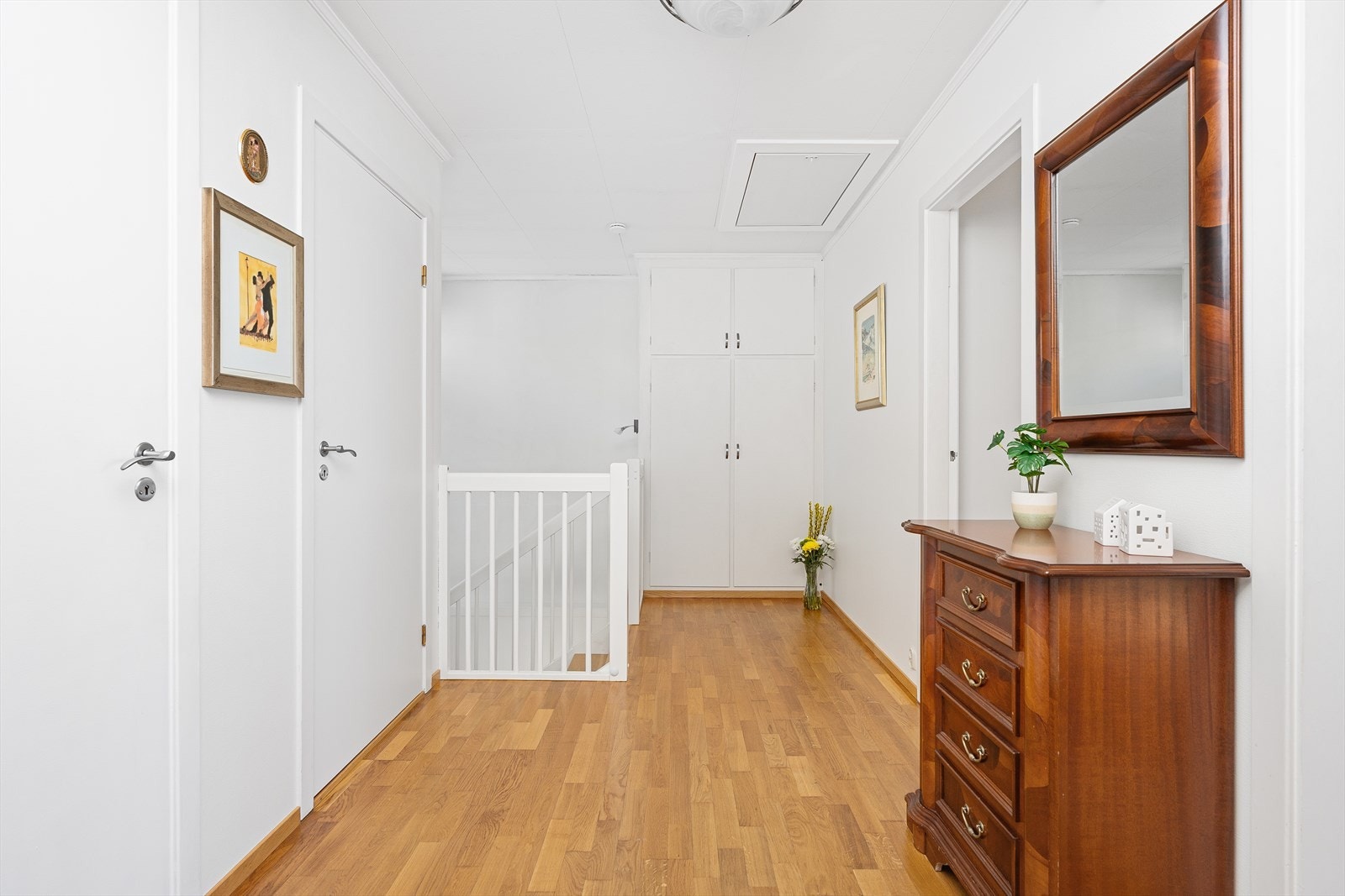 I mellomgangen finner du ekstra oppbevaringsplass i de innebygde garderobeskapene, samt at det er takluke med ytterligere lagringsplass på loftet. Galleribilde