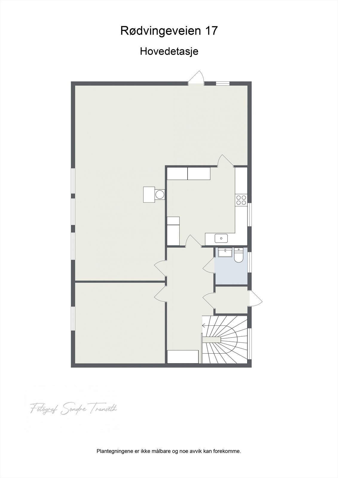 Planløsning Rødvingeveien 17: vindfang/entre, mellomgang, stue/spisestue med tilkomst til uteområde, kjøkken, hovedsoverom, samt toalettrom. Galleribilde