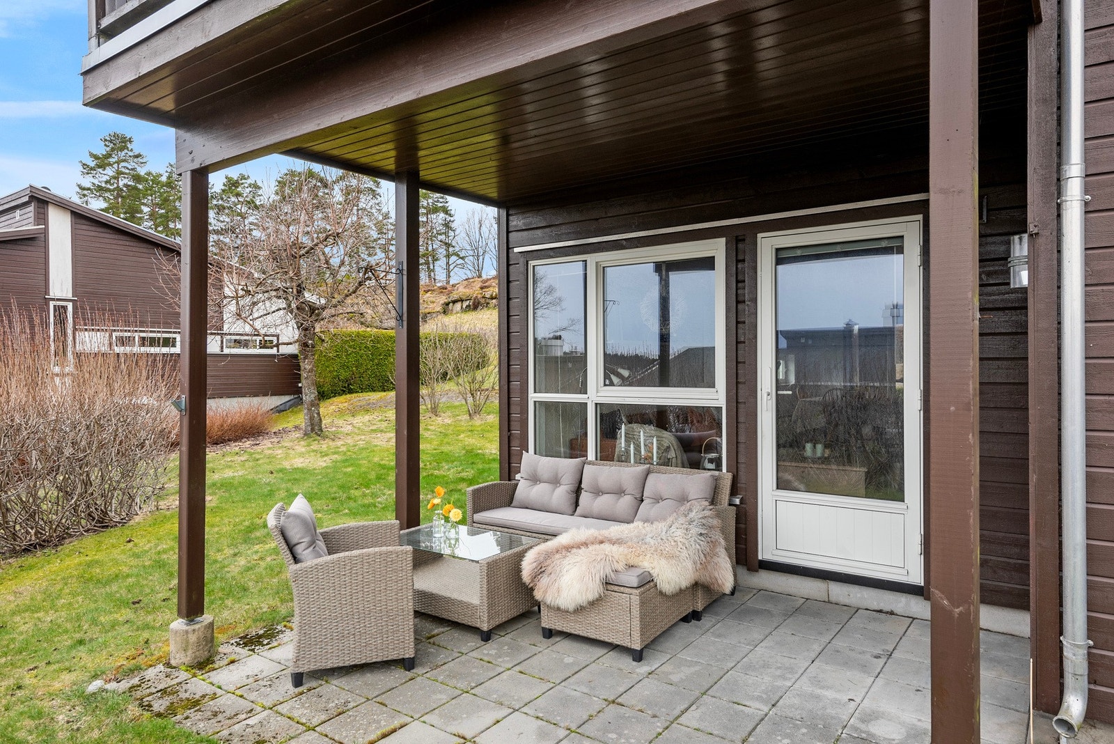 Terrasse på bakkenivå ut for stue. Galleribilde