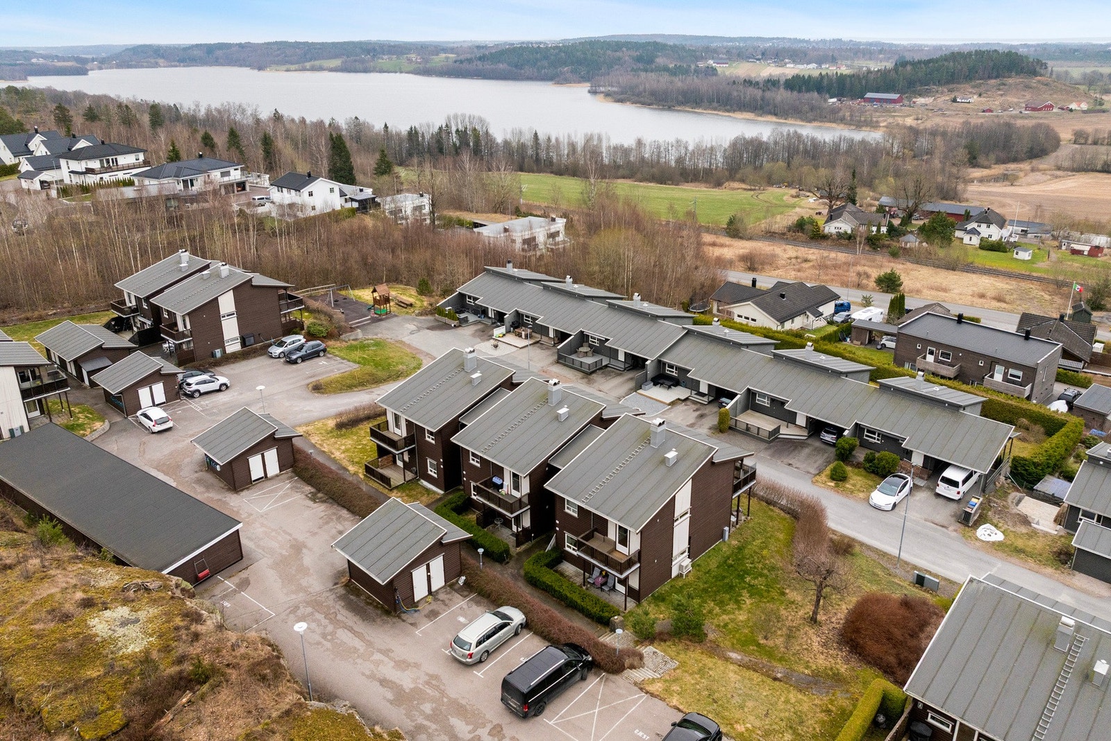 Parkering rett ved leiligheten.
Tomten og uteområde er felles og opparbeidet. Galleribilde