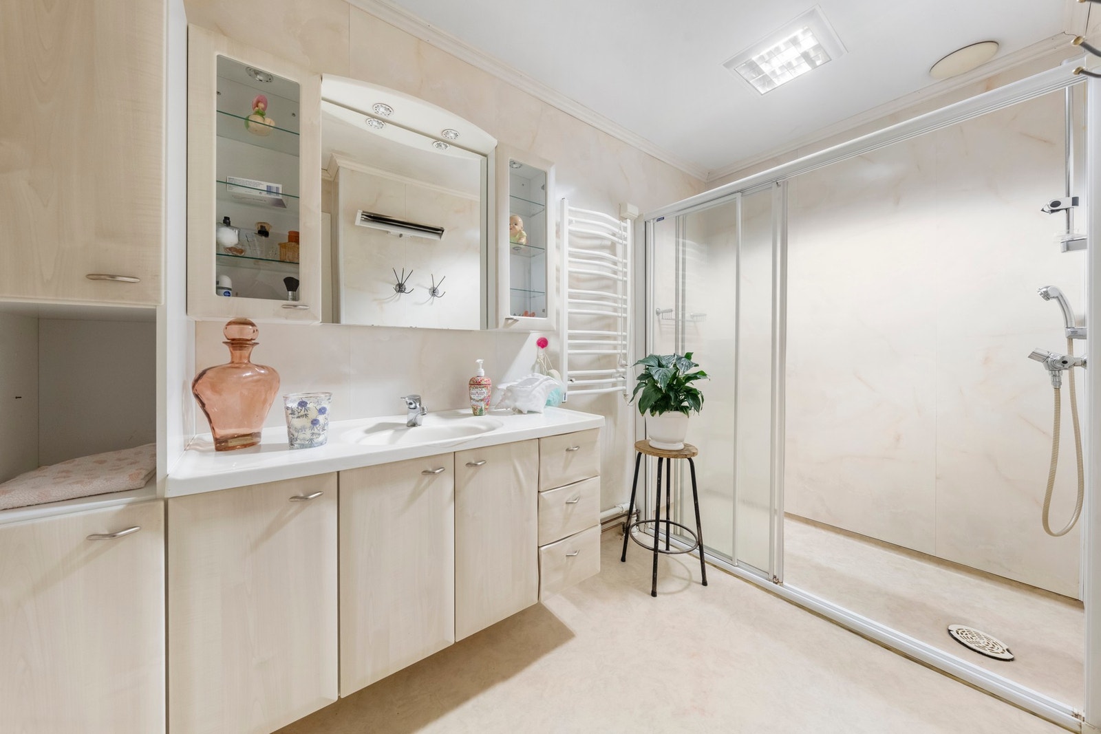 Badet er fra byggeår og fremstår med eldre standard Galleribilde