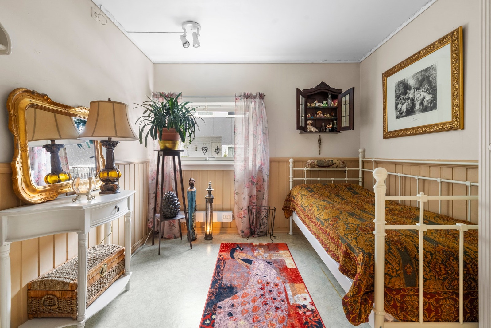 Begge rommene har plass til dobbeltseng med tilhørende nattbord, og fremstår som praktiske og lett møblerbare Galleribilde