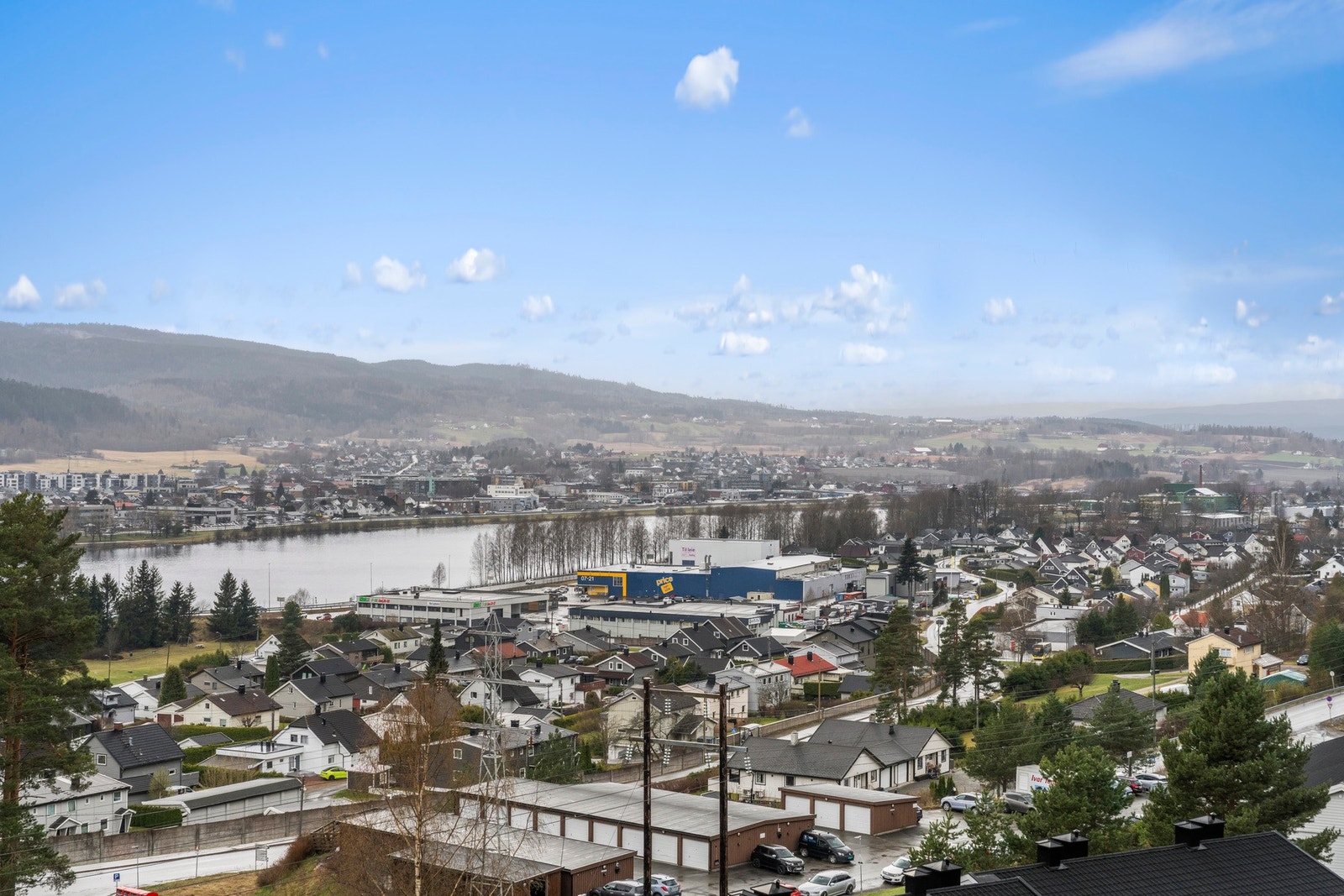 Terrassen har en attraktiv beliggenhet med flott utsikt over Drammenselva og mot Mjøndalen Galleribilde
