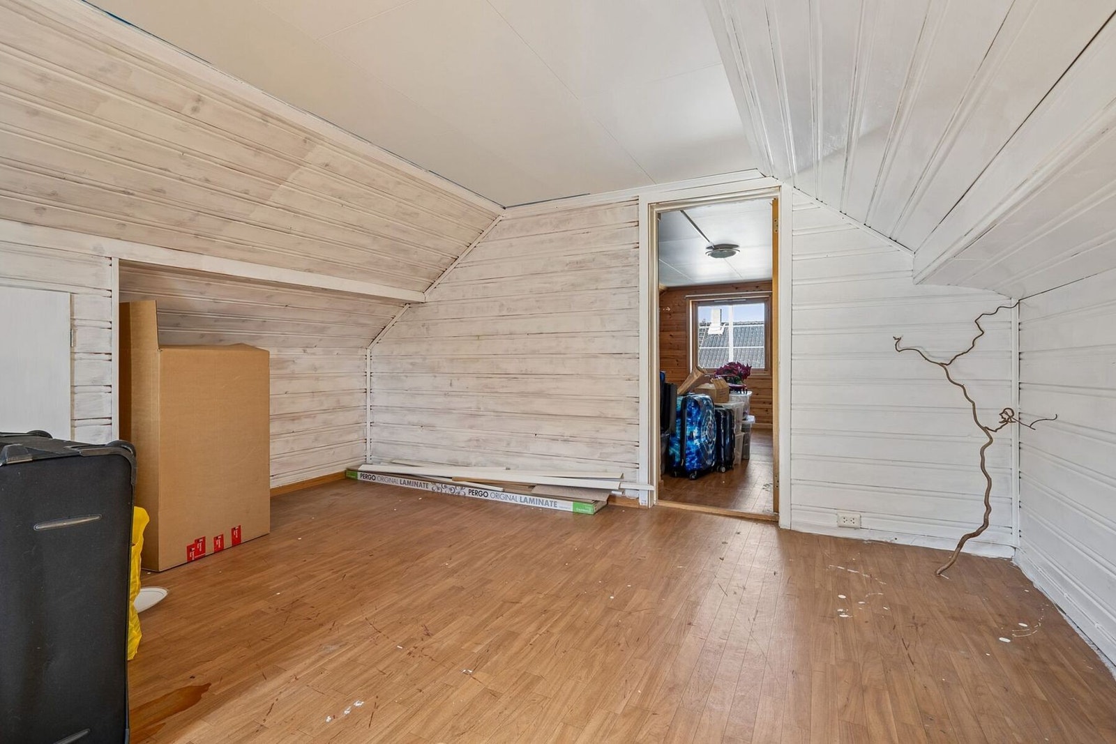 Loftetasjen er i dag også benyttet som lagringsplass, men her også har du flere gode bruksmuligheter. Galleribilde