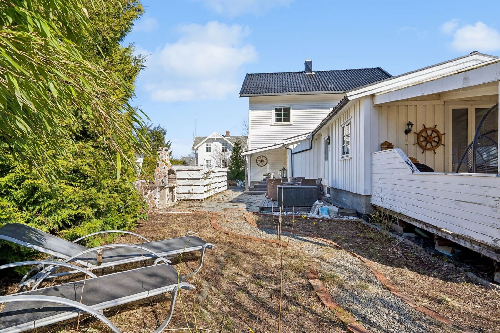 Her får du solrike uteområder og rikelig med boltreplass på en tomt på hele 526 kvadratmeter. Galleribilde
