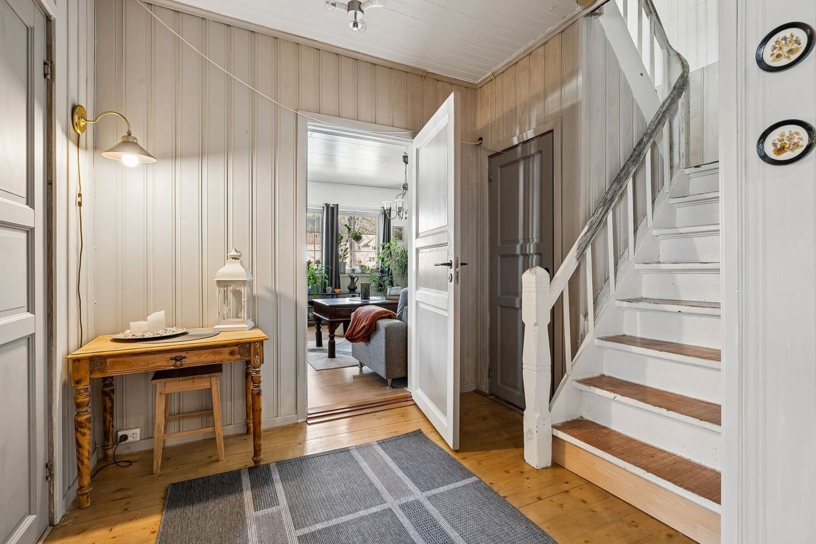 Velkommen inn! Hovedplanet inneholder gang, wc, stue, kjøkken, bad, 2 soverom og 2 kott. Galleribilde