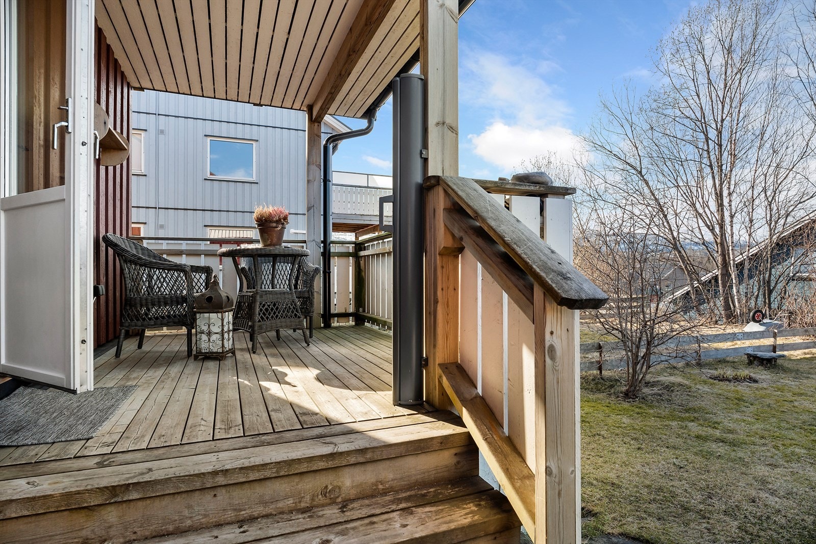 Leiligheten har egen veranda, markterrasse og benytter en rikt beplantet del av hagen. Galleribilde