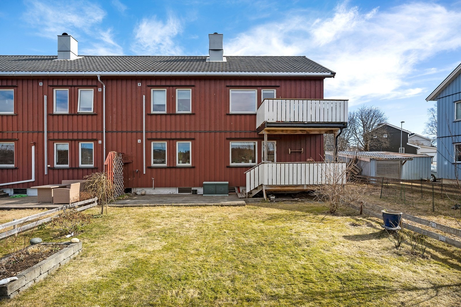 Et hyggelig borettslag i sentrale omgivelser. Kort vei til nærmeste matbutikk, busstopp, blomsterforretning, sykehus med legevakt m.v. Galleribilde