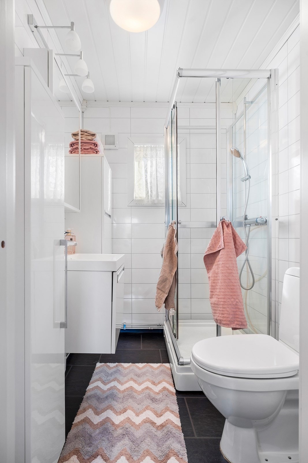 Badet ble oppusset av tidligere eier i 2012. Her er det senere montert nyere baderomsskap. Galleribilde