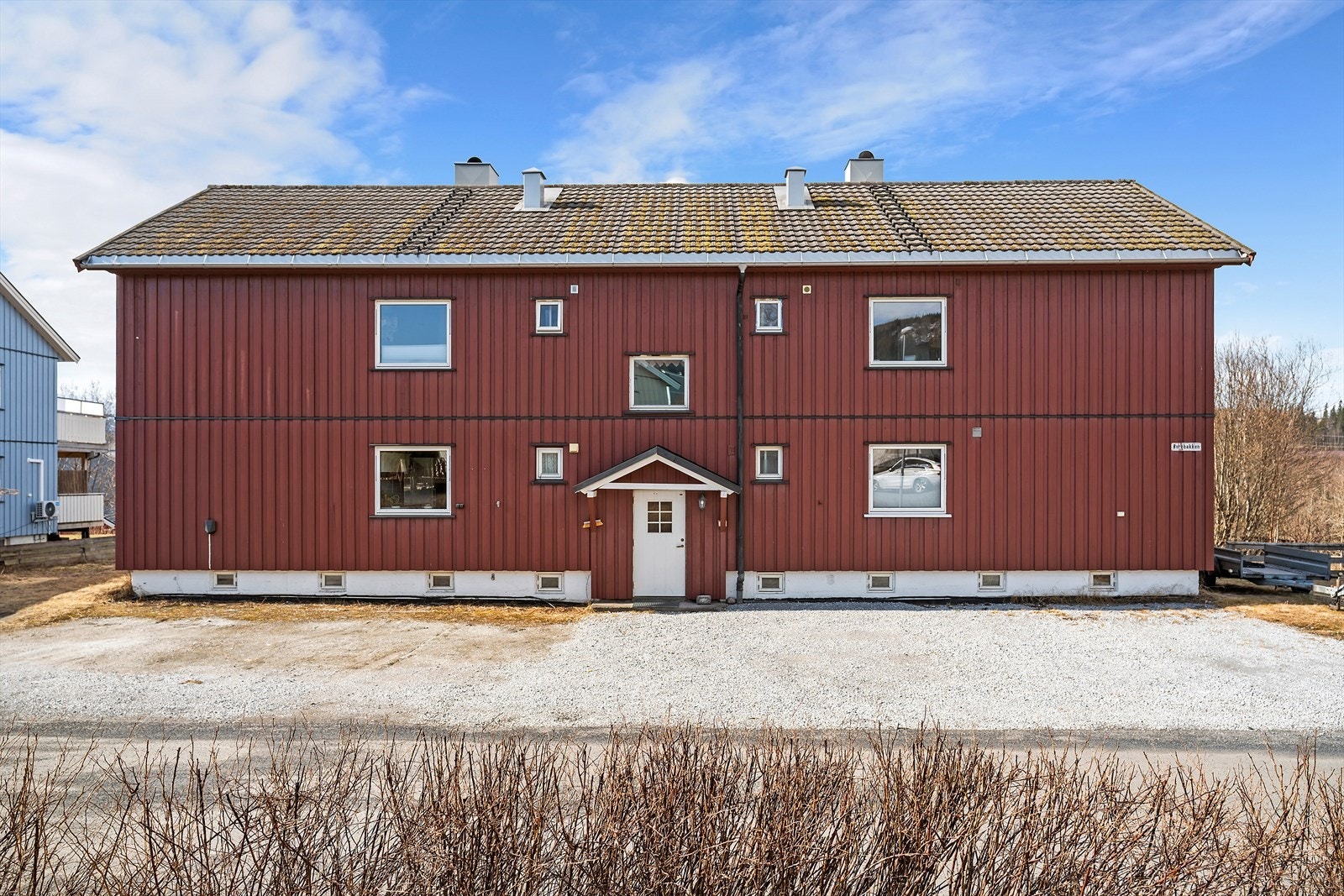 Velkommen til Øvrebakken 9, leilighet i 1.etasje til venstre i bildet. Representert av Aktiv Eiendomsmegling v/ Amanda Varem. Foto: Diakrit, Christina Storvoll. Galleribilde