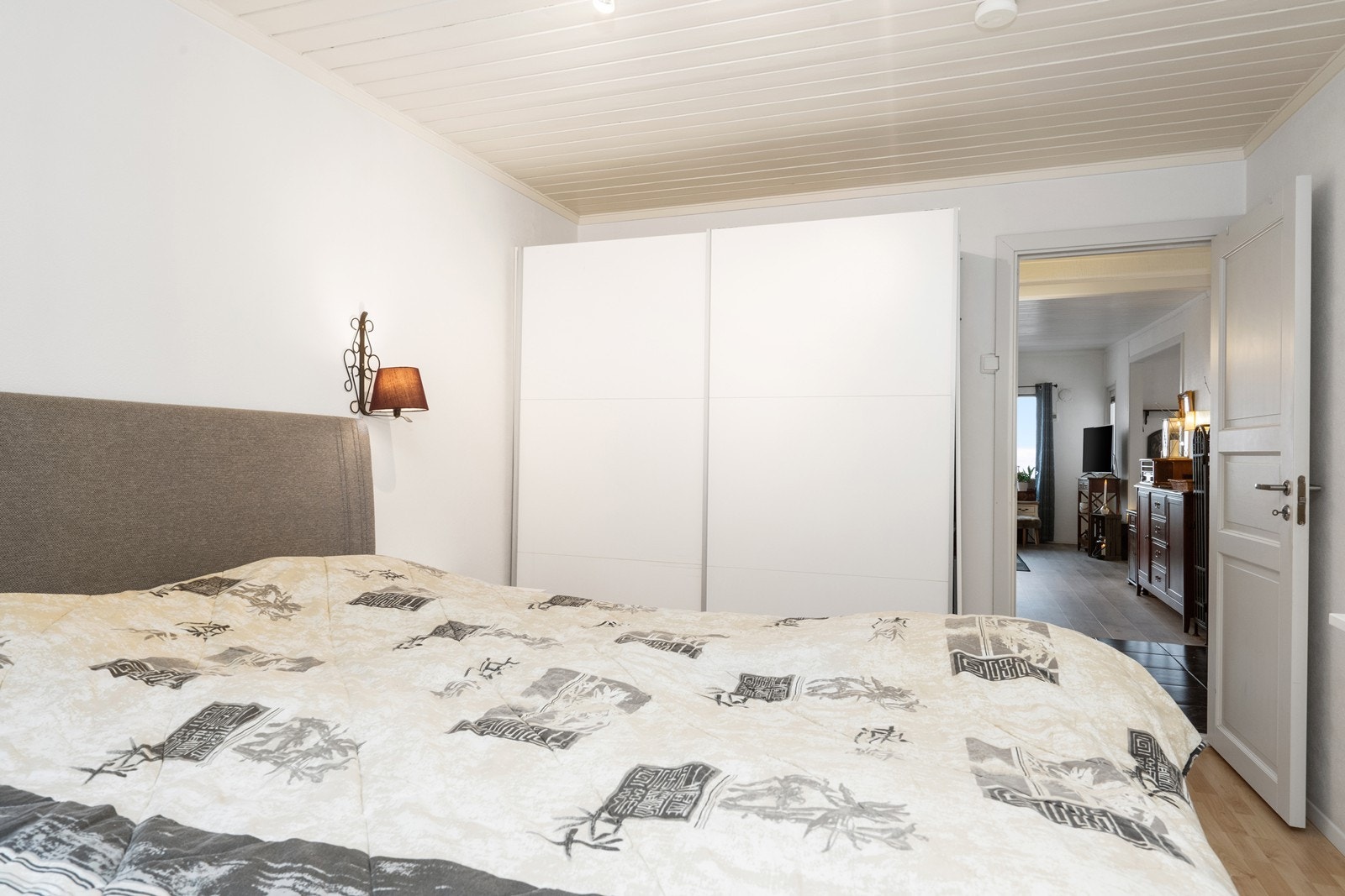 Leiligheten har to soverom, som gir fleksibilitet for familier, par eller som hjemmekontor. Galleribilde