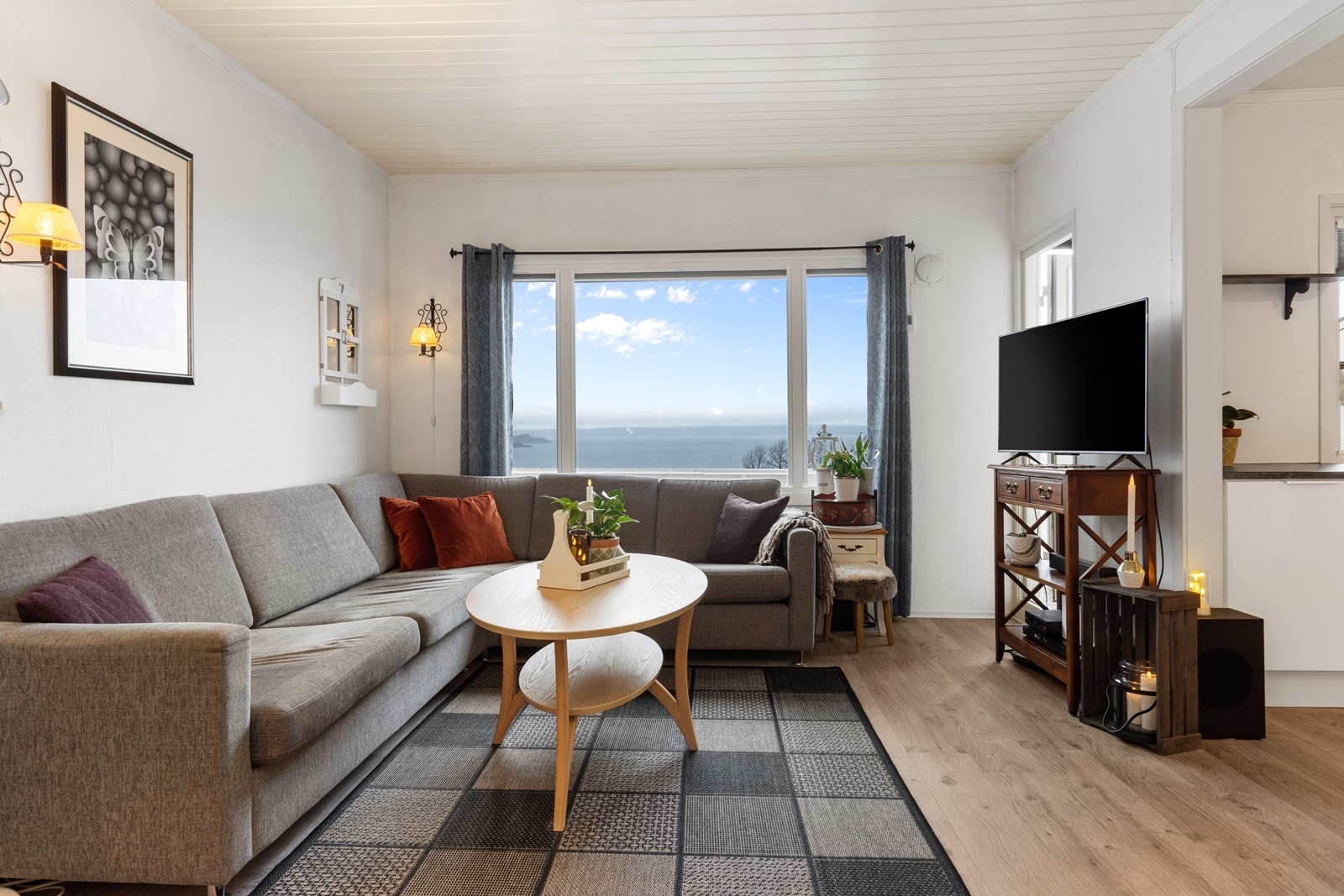 Stuen har god plass til både sofagruppe og spisebord, og vinduer slipper inn rikelig med lys. Galleribilde