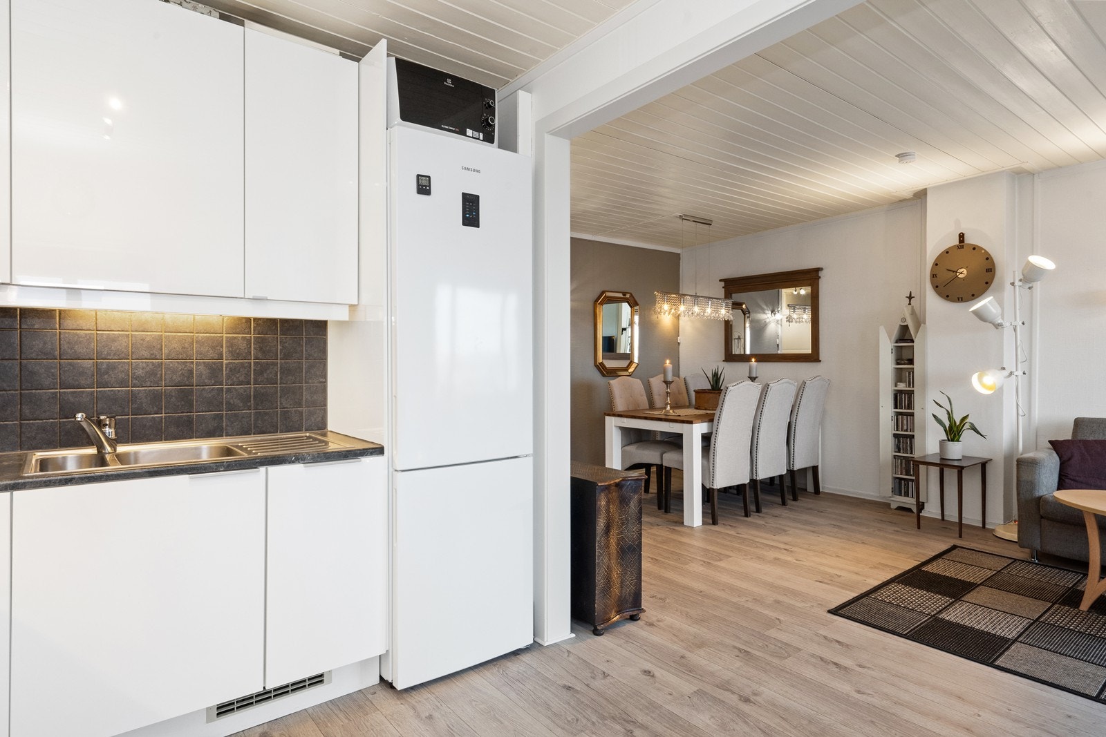 Kjøkkenventilator med avtrekk ut sørger for god utlufting under matlagingen. Galleribilde