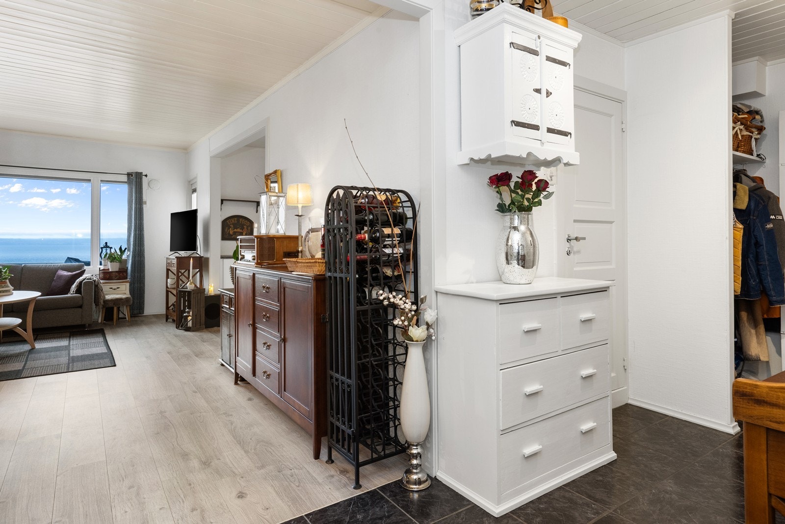 Entréen ønsker velkommen med praktiske fliser og behagelig gulvvarme. Galleribilde