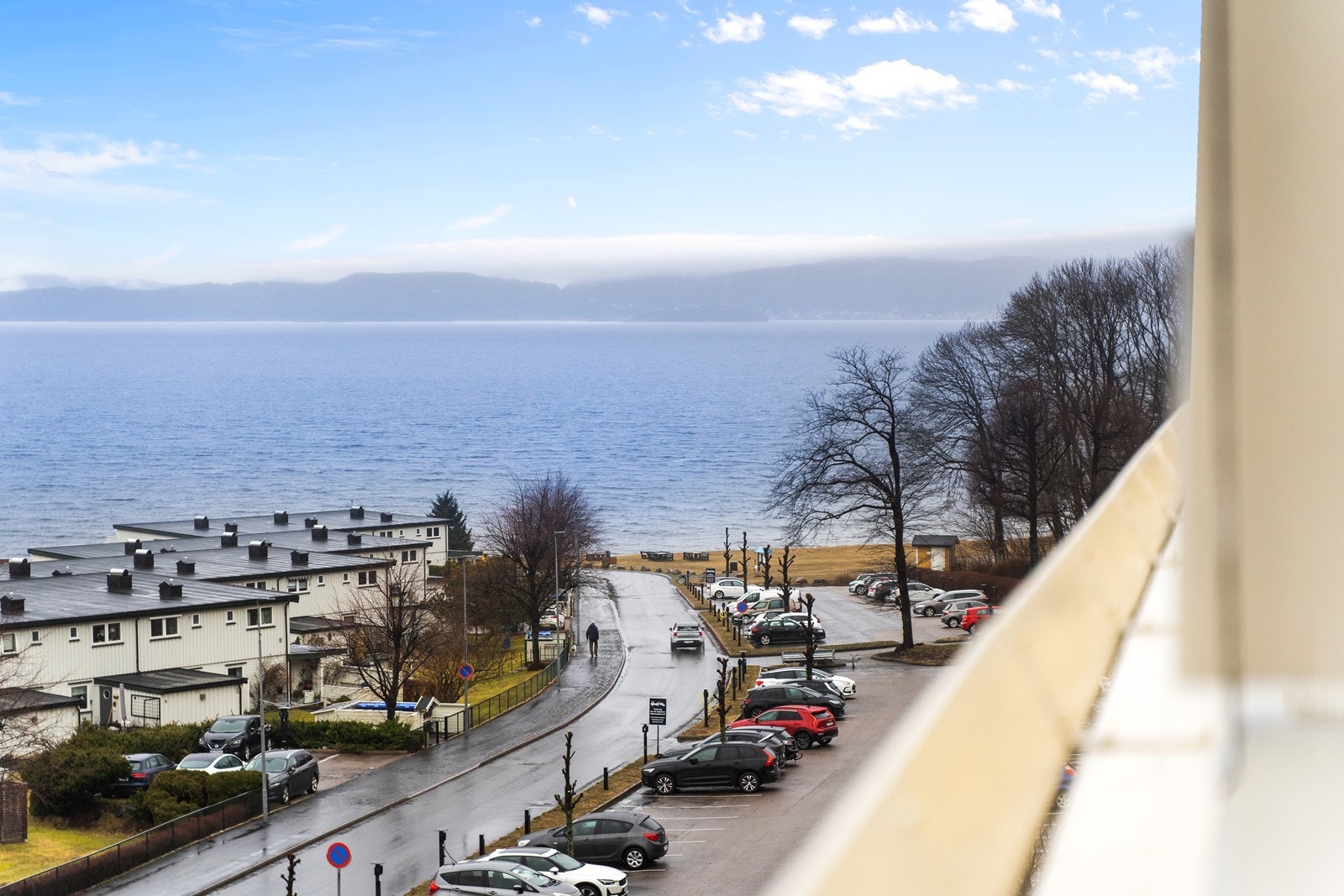 Beliggenheten på Jeløya byr på en unik kombinasjon av natur og nærhet til sentrum, med kort vei til både strand og turstier. Galleribilde