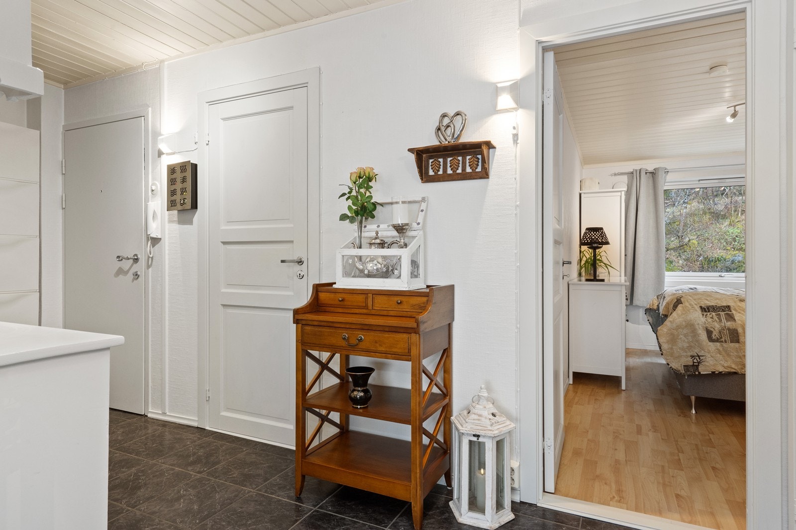 Fra gangen er det adkomst til leilighetens to soverom og en praktisk intern bod. Galleribilde