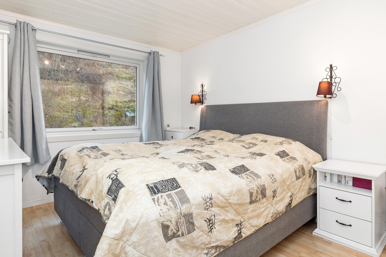 Hovedsoverommet har plass til dobbeltseng og vender mot et rolig, grønt område. Galleribilde