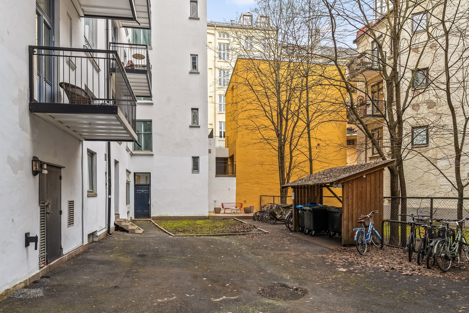 Fin bakgård med sykkelparkering Galleribilde