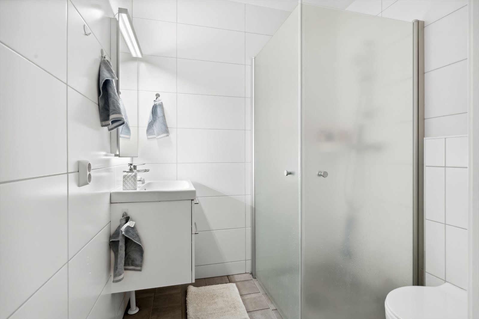 Baderom fra 2020 med varmekabler og moderne innredning for maksimal komfort. Galleribilde