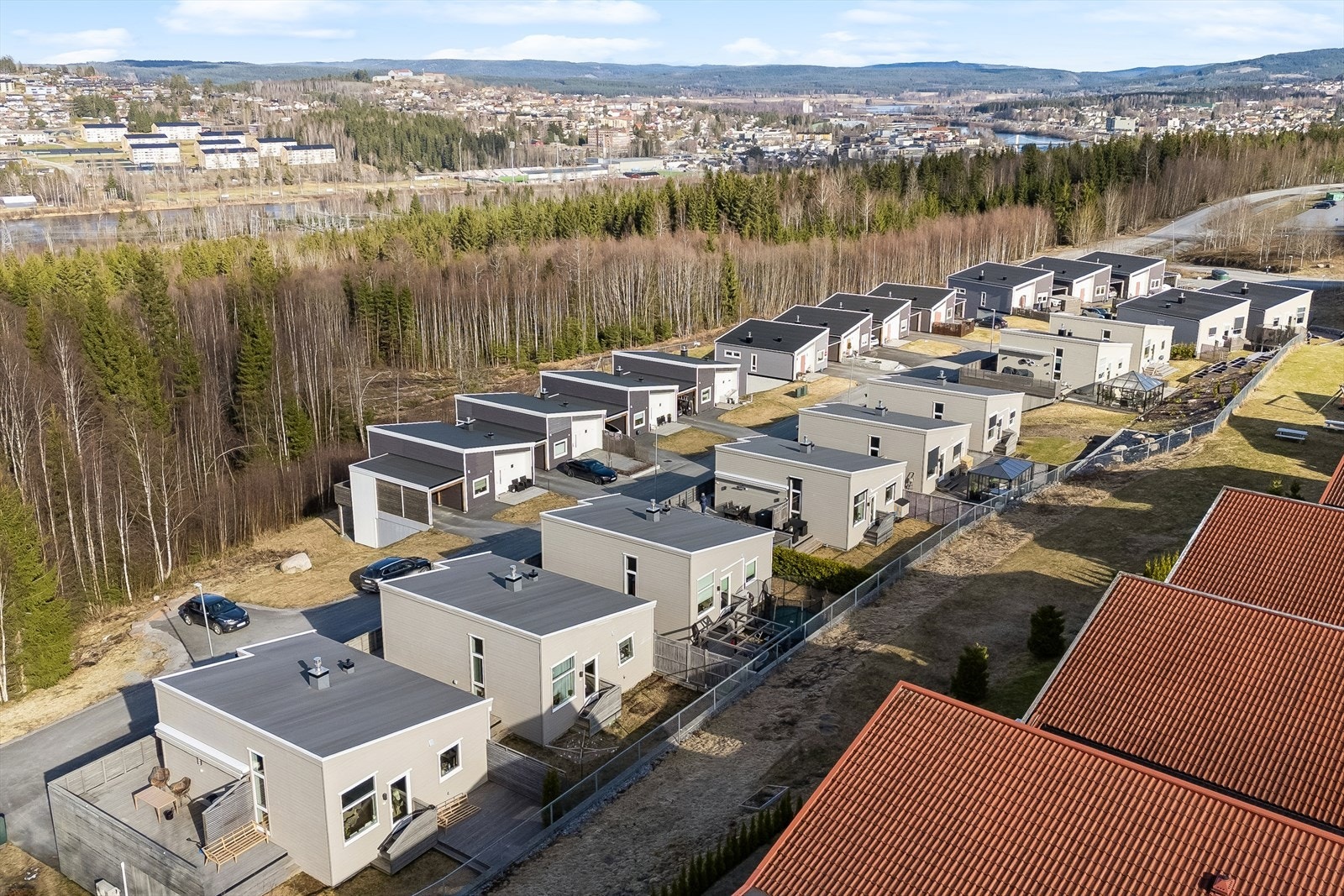 Boligen ligger i et veletablert og familievennlig boligområde i Lia. Galleribilde
