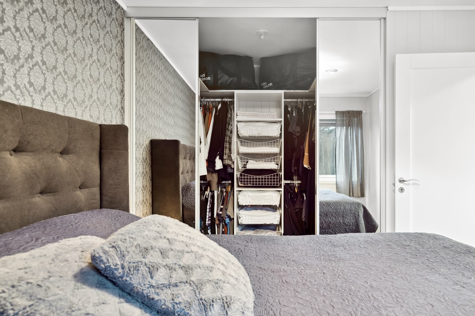 Walk-in-closet tilknyttet hovedsoverom gir luksuriøs og oversiktlig oppbevaring. Galleribilde