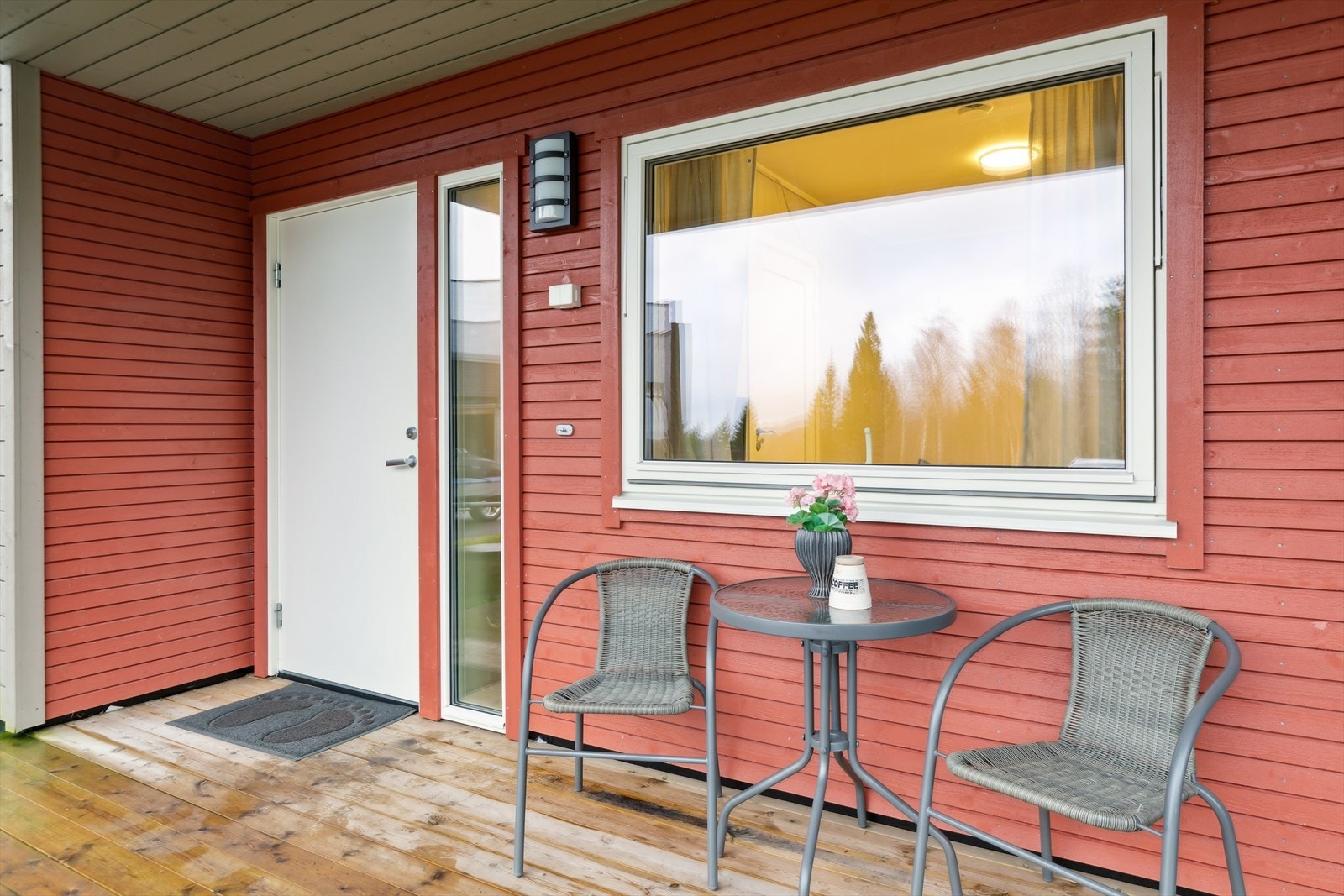 Overbygd inngangsparti med plass for sittegruppe og hyggelig velkomst til hjemmet. Galleribilde