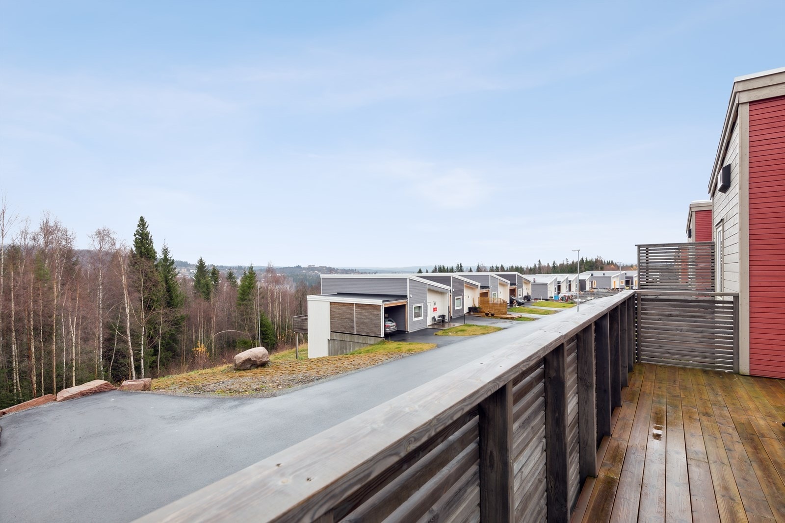 Boligen ligger i et barnevennlig og rolig nabolag med nærhet til skog og turmuligheter. Galleribilde