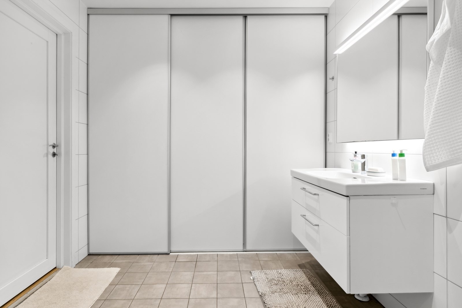 Badet fra 2020 har flislagte overflater, varmekabler og moderne servantinnredning. Galleribilde