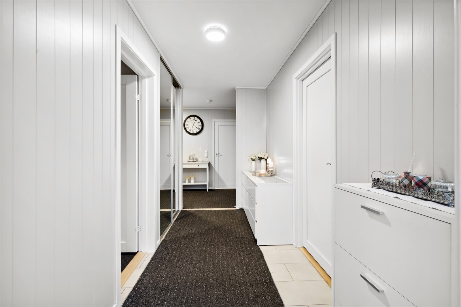 Entré med flislagt gulv, varmekabler og rikelig garderobeplass for yttertøy. Galleribilde