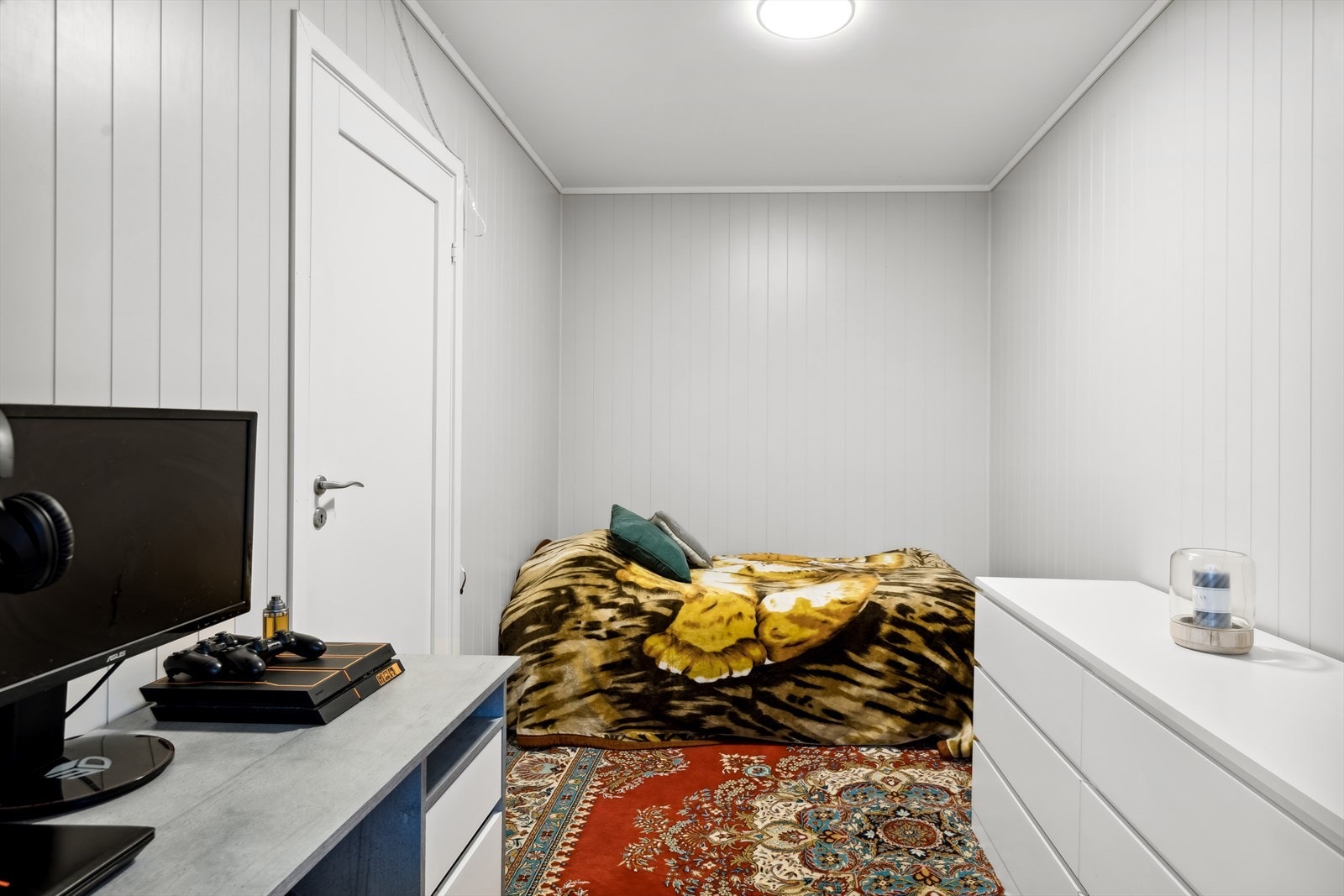 Soverom med fleksible møbleringsmuligheter, ideelt som barnerom eller kontor. Galleribilde
