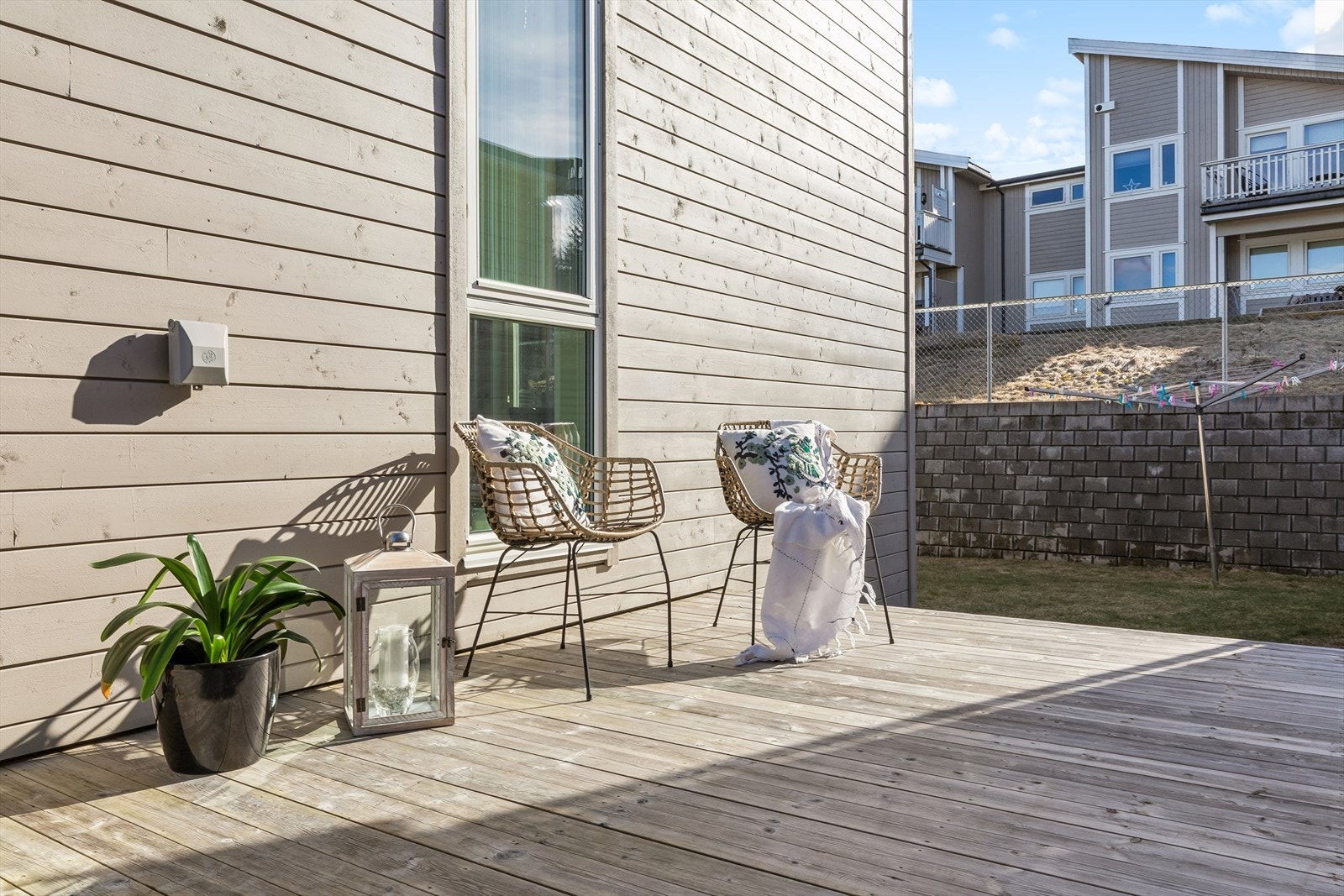 Balkongen har god plass til flere sittegrupper og er delvis bygget over carporten. Galleribilde