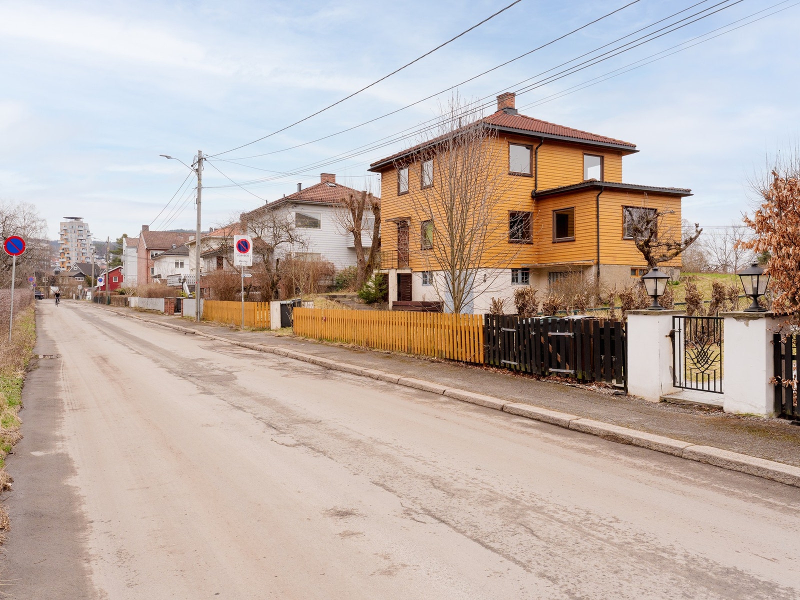 Det foreligger tillatelse til tiltak som omfatter bla. påbygg, tilbygg, bruksendring og sammenslåing av boenheter til enebolig. Galleribilde