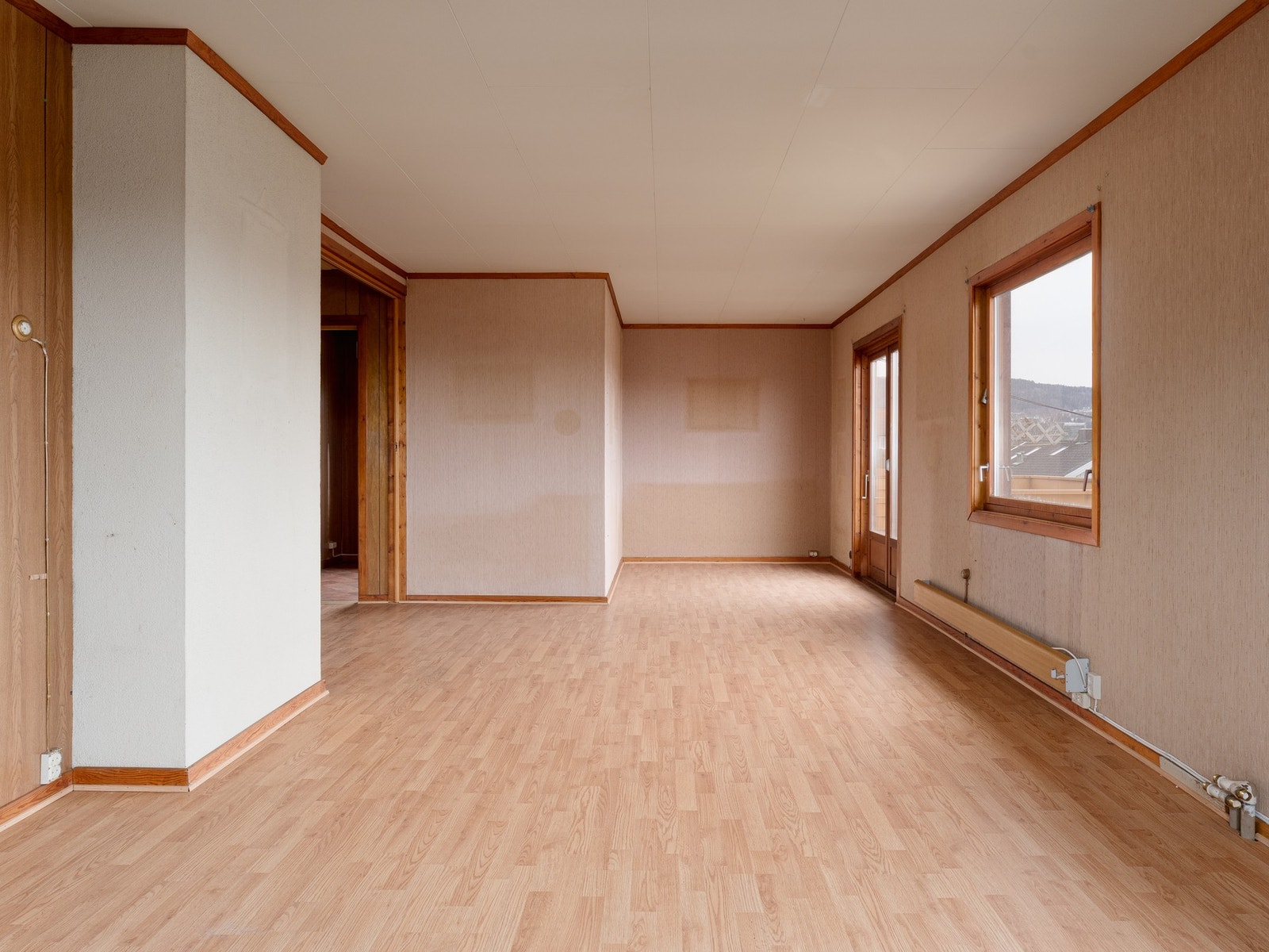 Store vindusflater som gir godt med lysinnslipp. Galleribilde