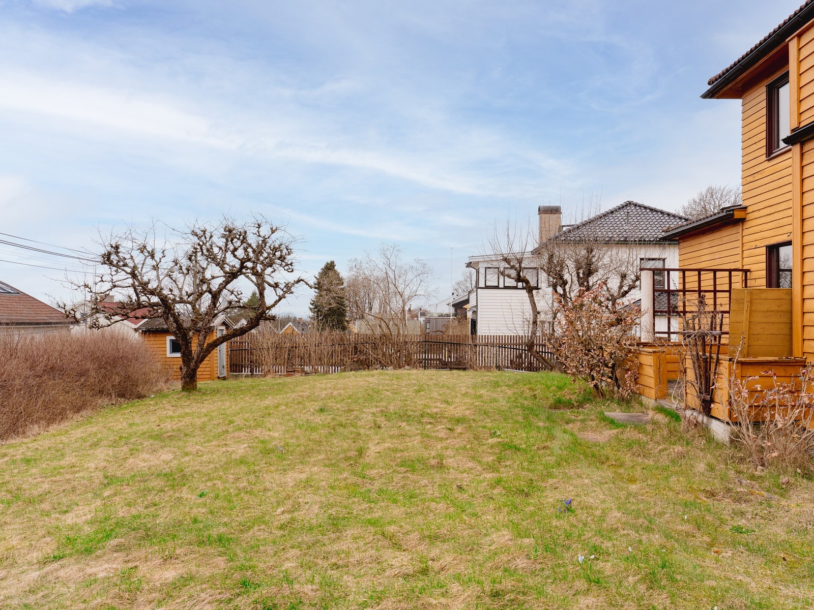 Eiendommen omkranses av en relativt flat tomt på 901 m², pent opparbeidet. Galleribilde