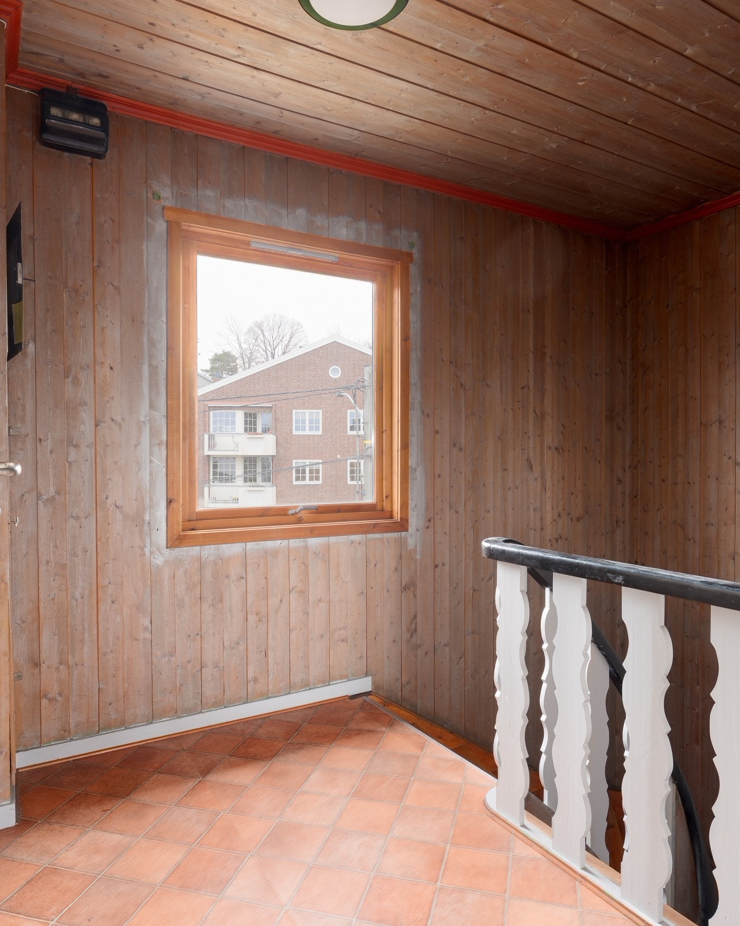 Felles trappegang med adkomst til kaldtloft via takluke. Galleribilde