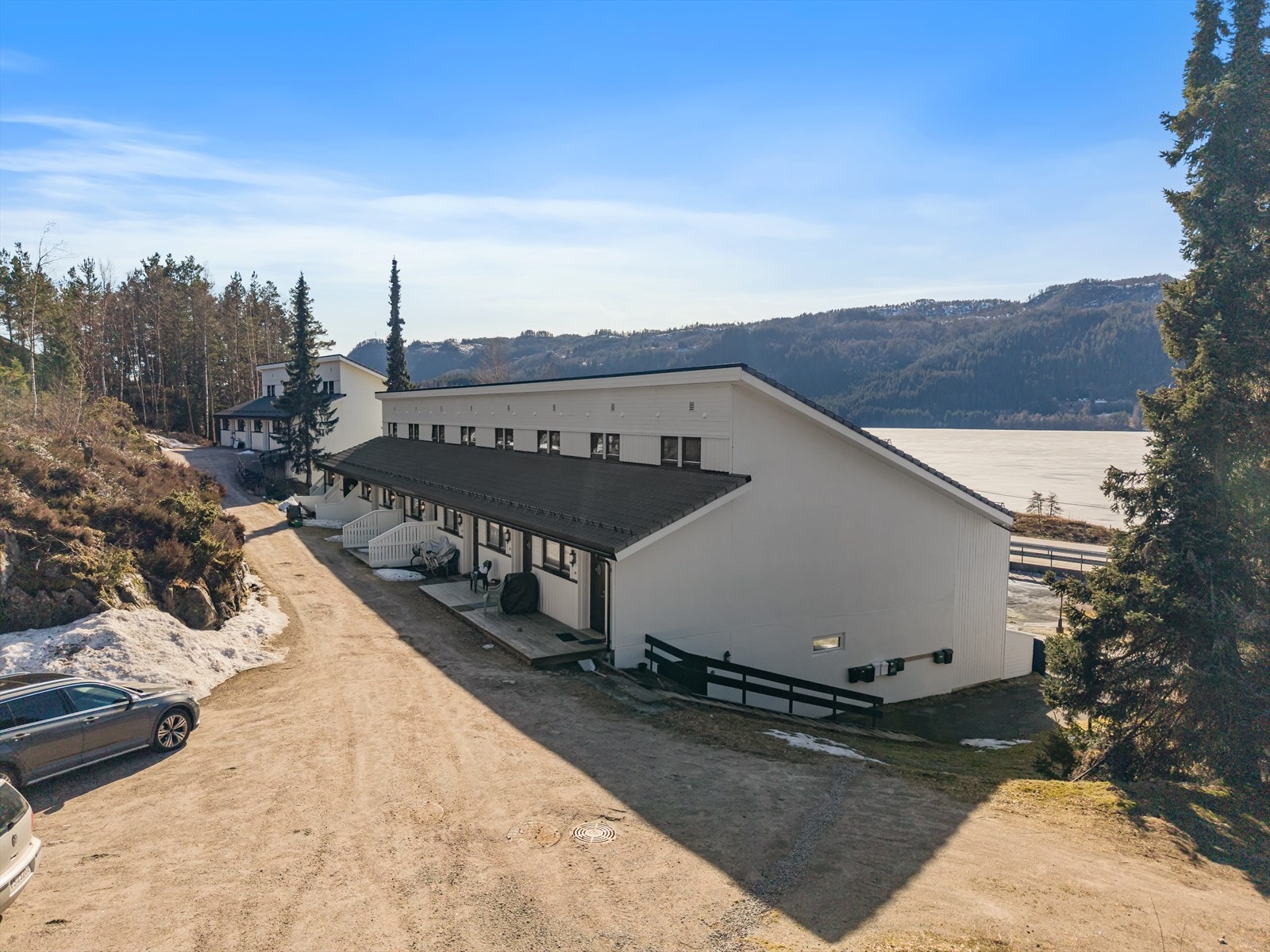 Flott leilighet over 2 plan med utsikt ut over Lyngevannet! Galleribilde