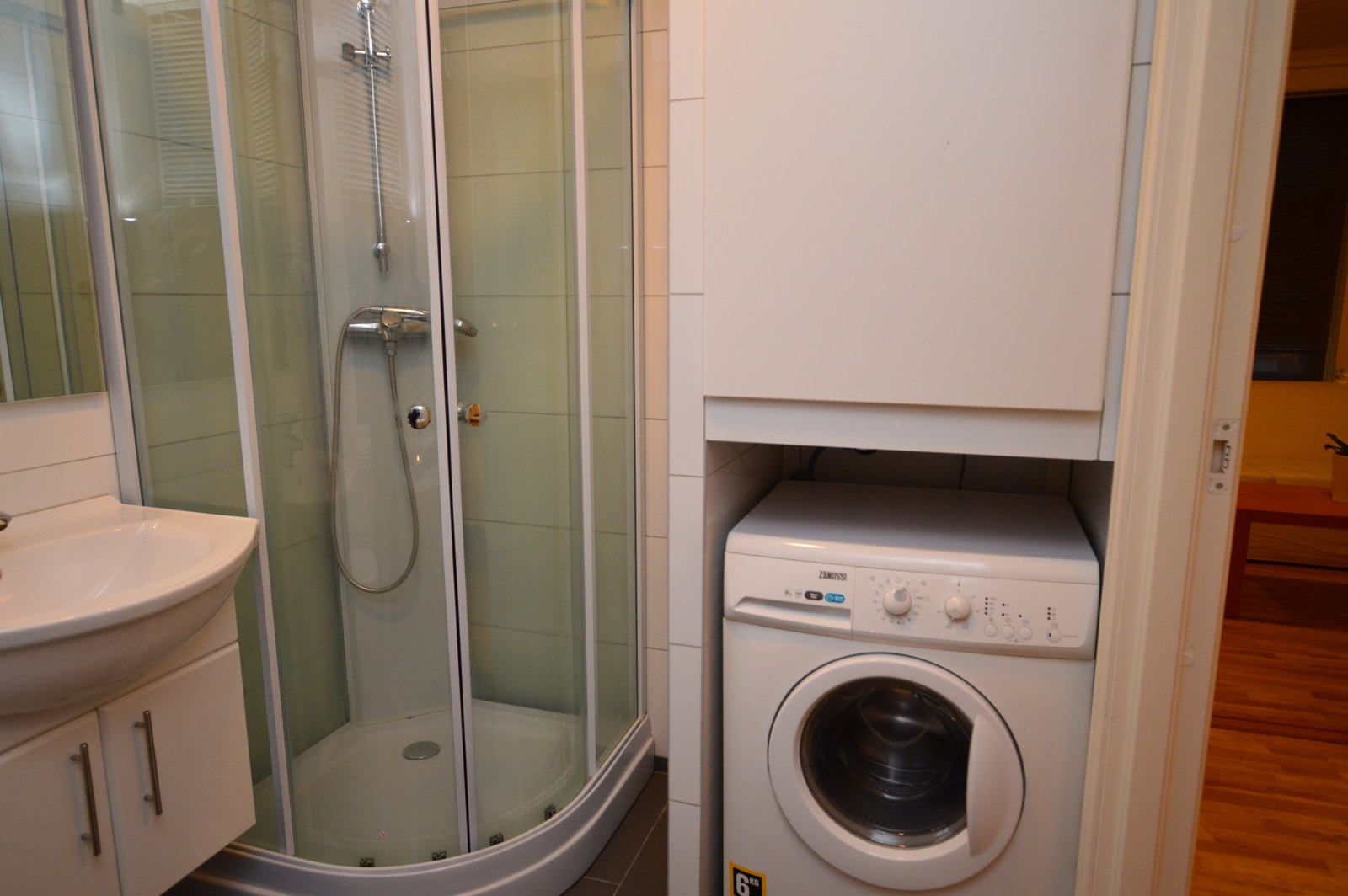 Vaskemaskin og dusjkabinett på badet. Galleribilde