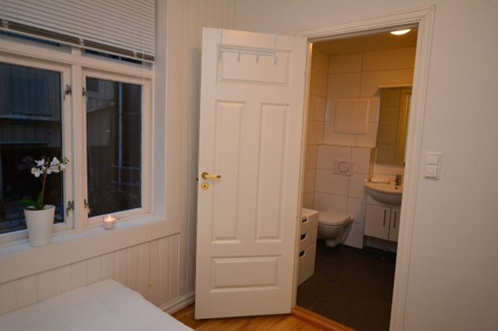 Dør inn til bad fra soverom. Galleribilde
