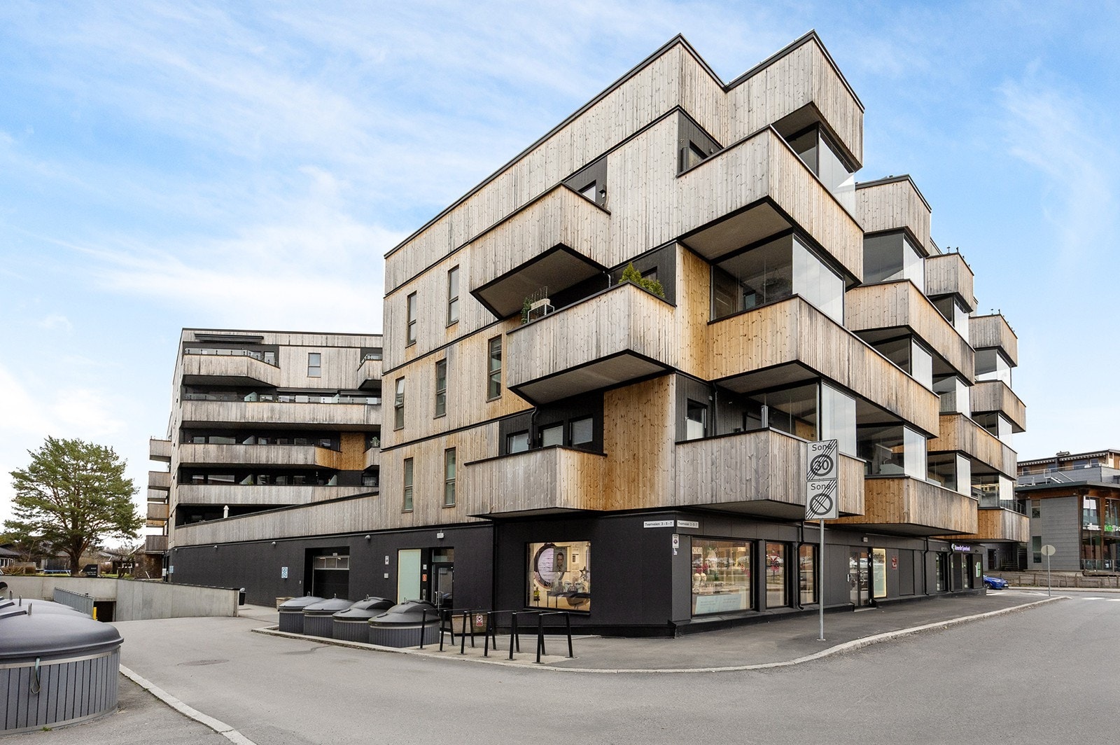 Leilighetsbygget har en sentral beliggenhet i hjertet av Sørumsand. Galleribilde