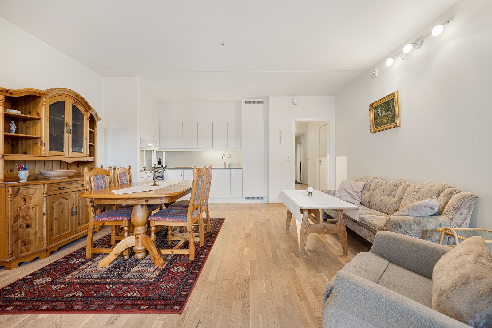 I stuen er det plass til sofa og spsiebord. Galleribilde