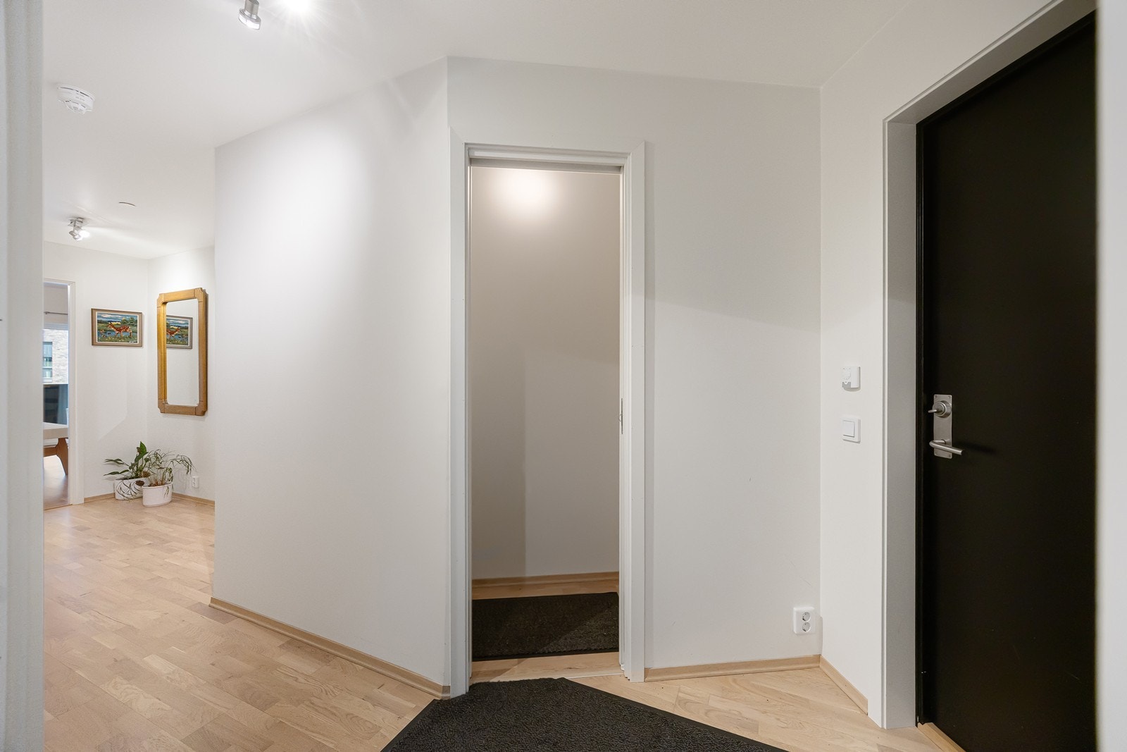 Med en plassbygget garderobe kan alt lett gjennes bort av yttertøy og sko. Galleribilde