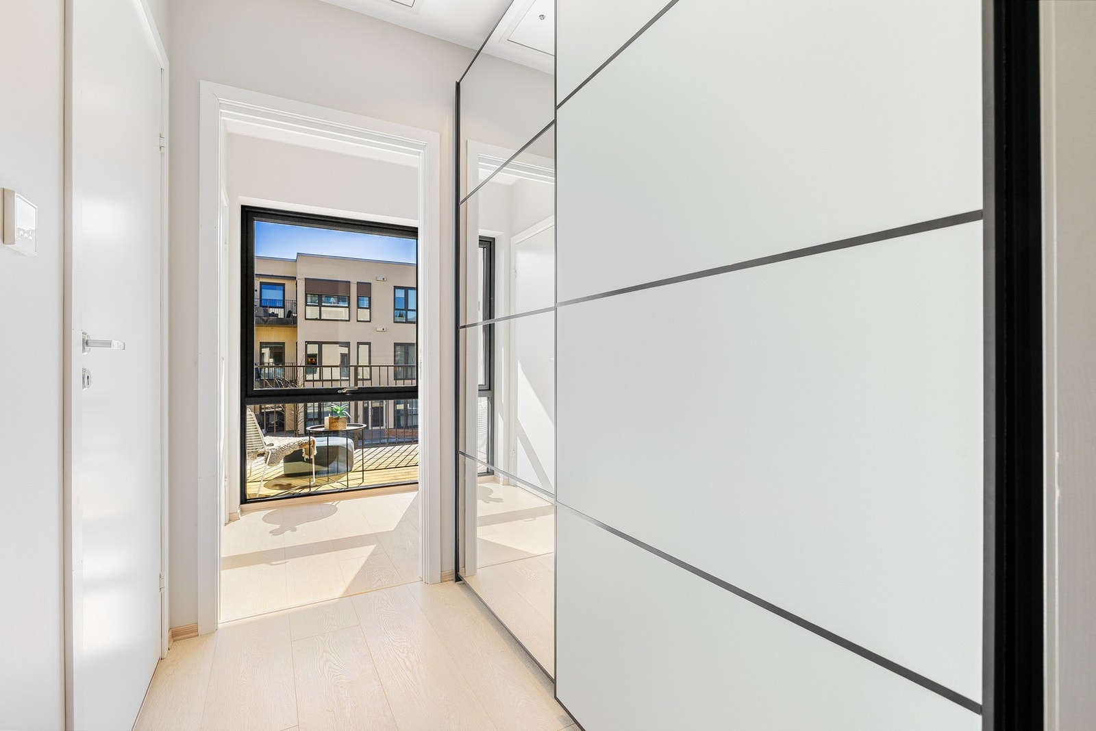 Entré på 3,7 kvm med skyvedørsgarderobe. Galleribilde