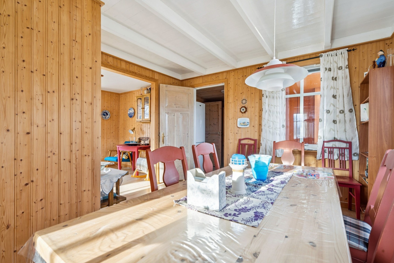 Vinduene slipper inn godt med dagslys og gir utsyn mot de landlige omgivelsene. Galleribilde